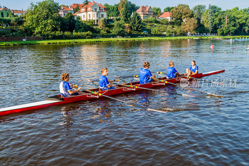 捷克，Brandys nad Labem，年轻人在Labe Elbe河上划船比赛